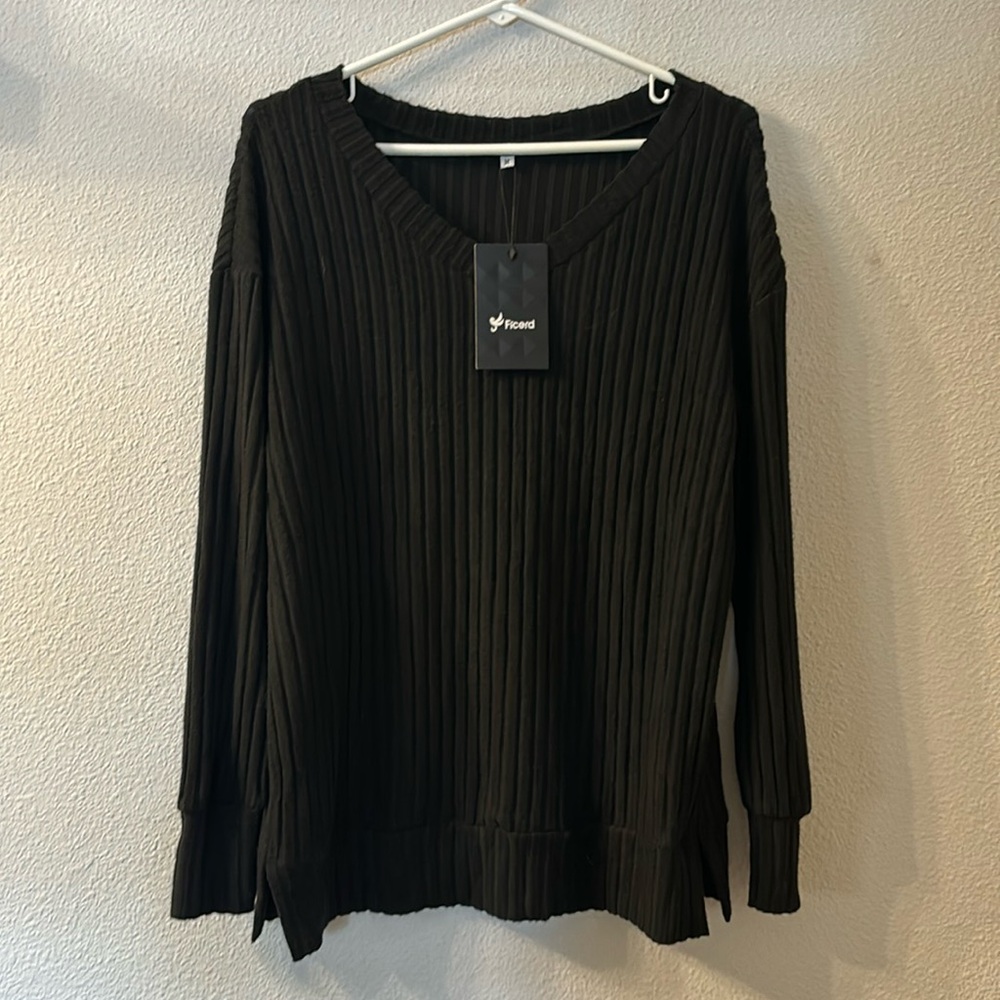 NWT Ficerd ribbed vneck sweater size medium